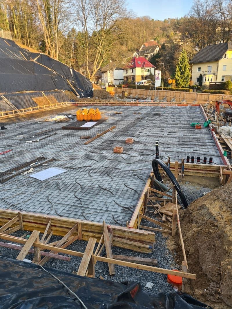 Bewehrte Bodenplatte mit verlegtem Betonstahl vor dem Betoniervorgang