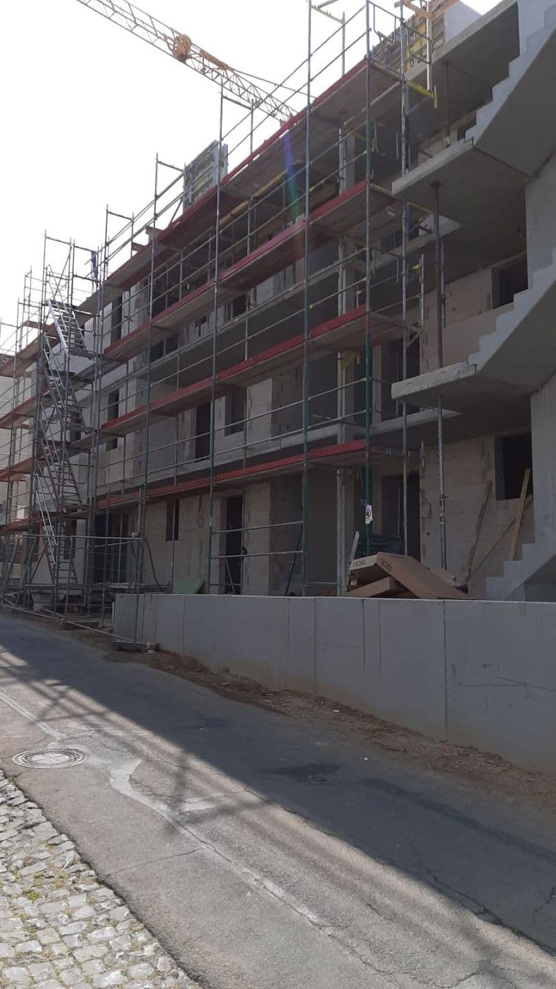 Eingerüstetes Mehrfamilienhaus während der Bauarbeiten